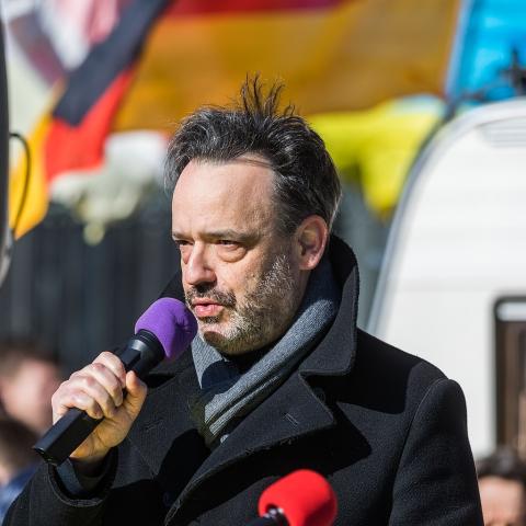 Lorenz Deutsch spricht auf Roncalliplatz